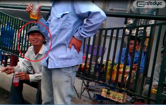 Một xe ôm được "ăn hôi" cũng cười khoái trá sau khi phóng viên không đòi tiền nữa.